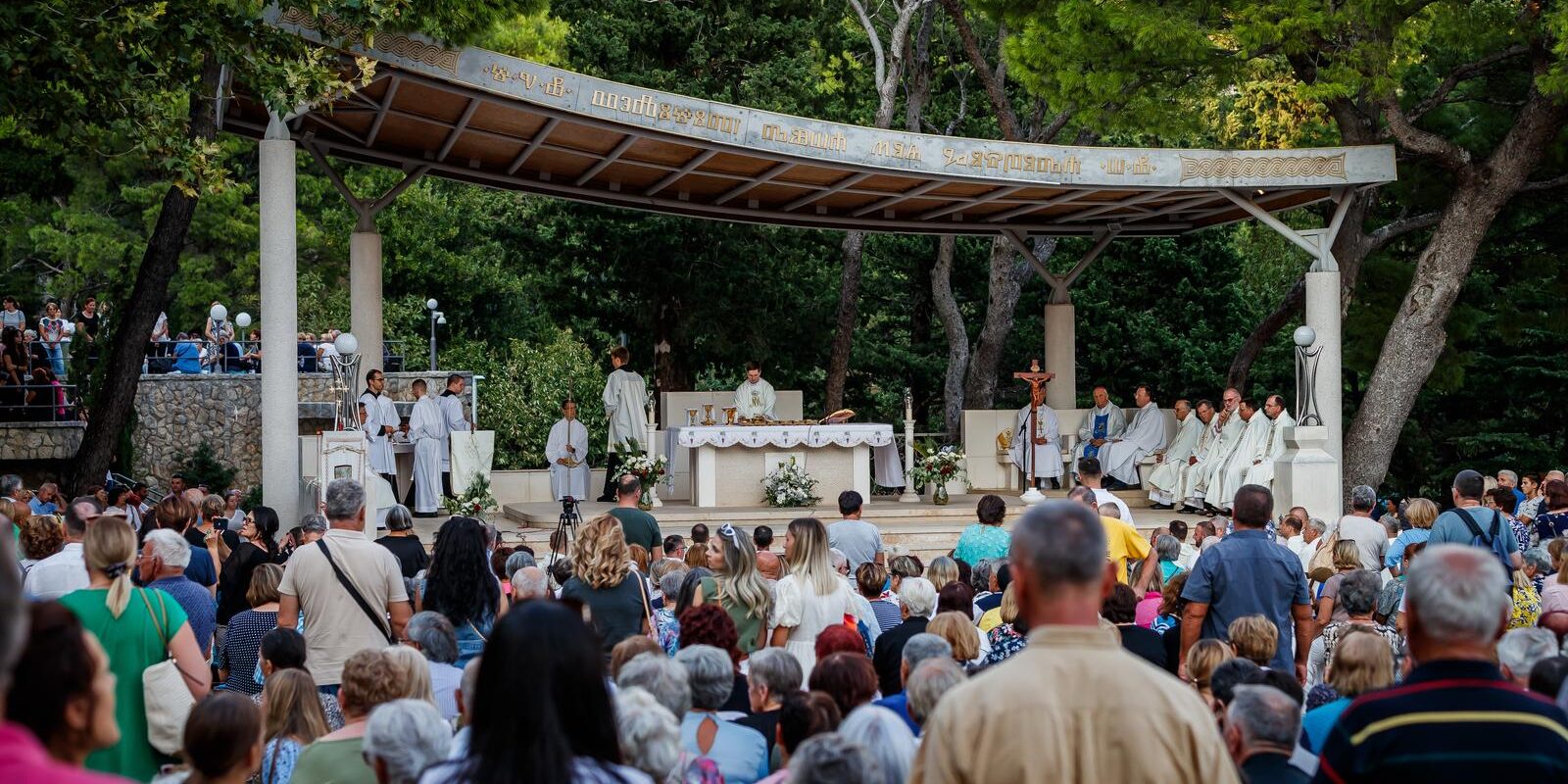 Makarska:  Svečana koncelebrirana misa u marijanskom svetištu Gospe Lurdske u Vepricu