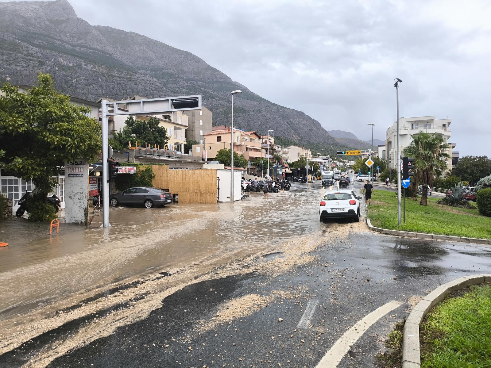 Dio Vukovarske ulice u Makarskoj potopljen nakon obilne kiše