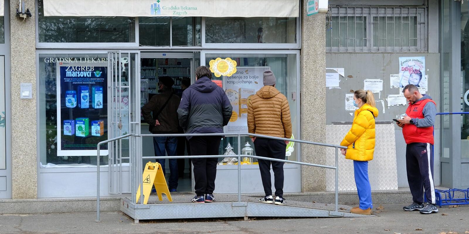 Zagreb: Gužva ispred ljekarne u Sigetu