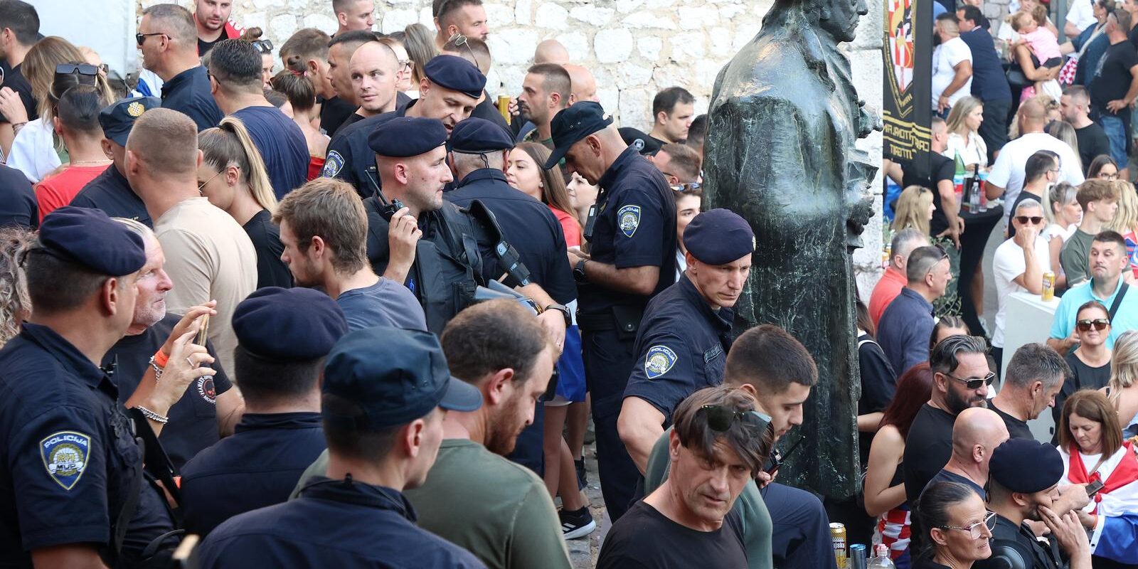 Jako osiguranje i bakljade uoči koncerta Marka Perkovića Thompsona u Imotskom