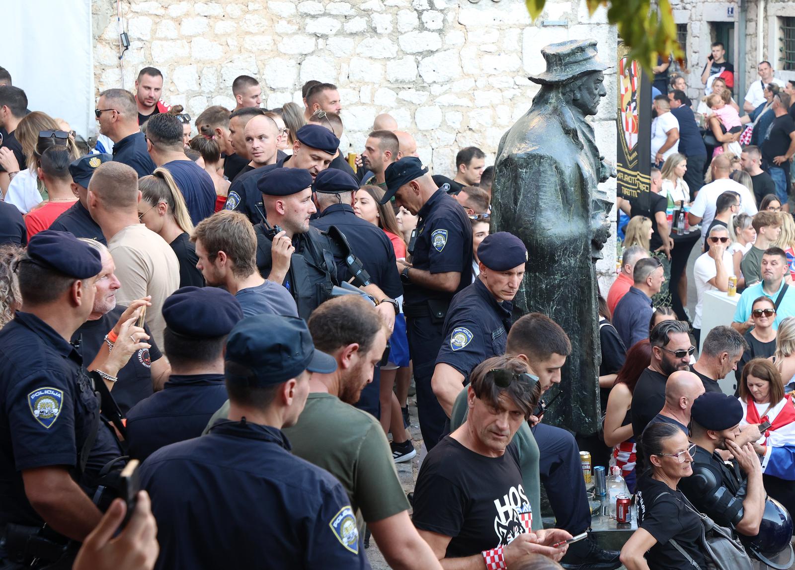 Jako osiguranje i bakljade uoči koncerta Marka Perkovića Thompsona u Imotskom