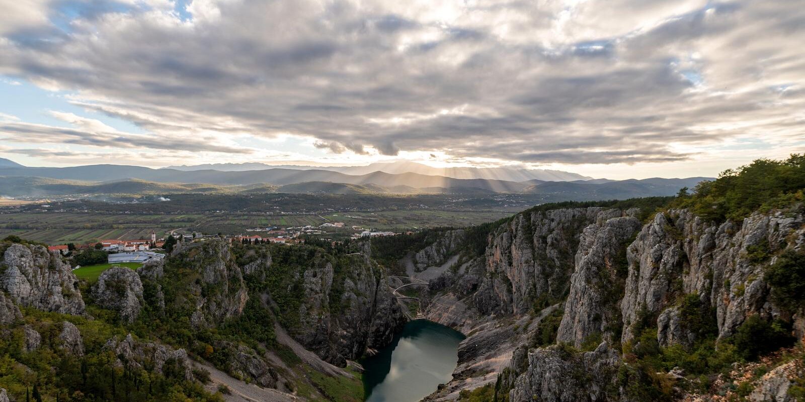 Pogled iz Imotskog na Modro jezero i Biokovo