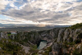 Pogled iz Imotskog na Modro jezero i Biokovo
