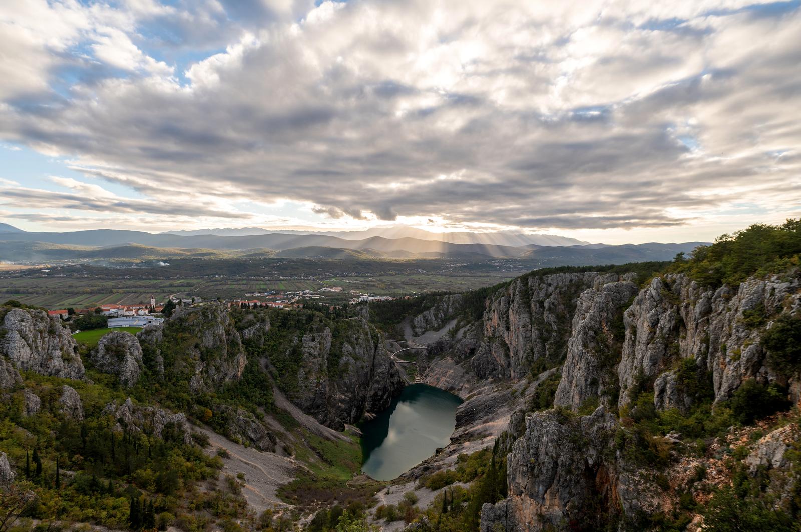 Pogled iz Imotskog na Modro jezero i Biokovo