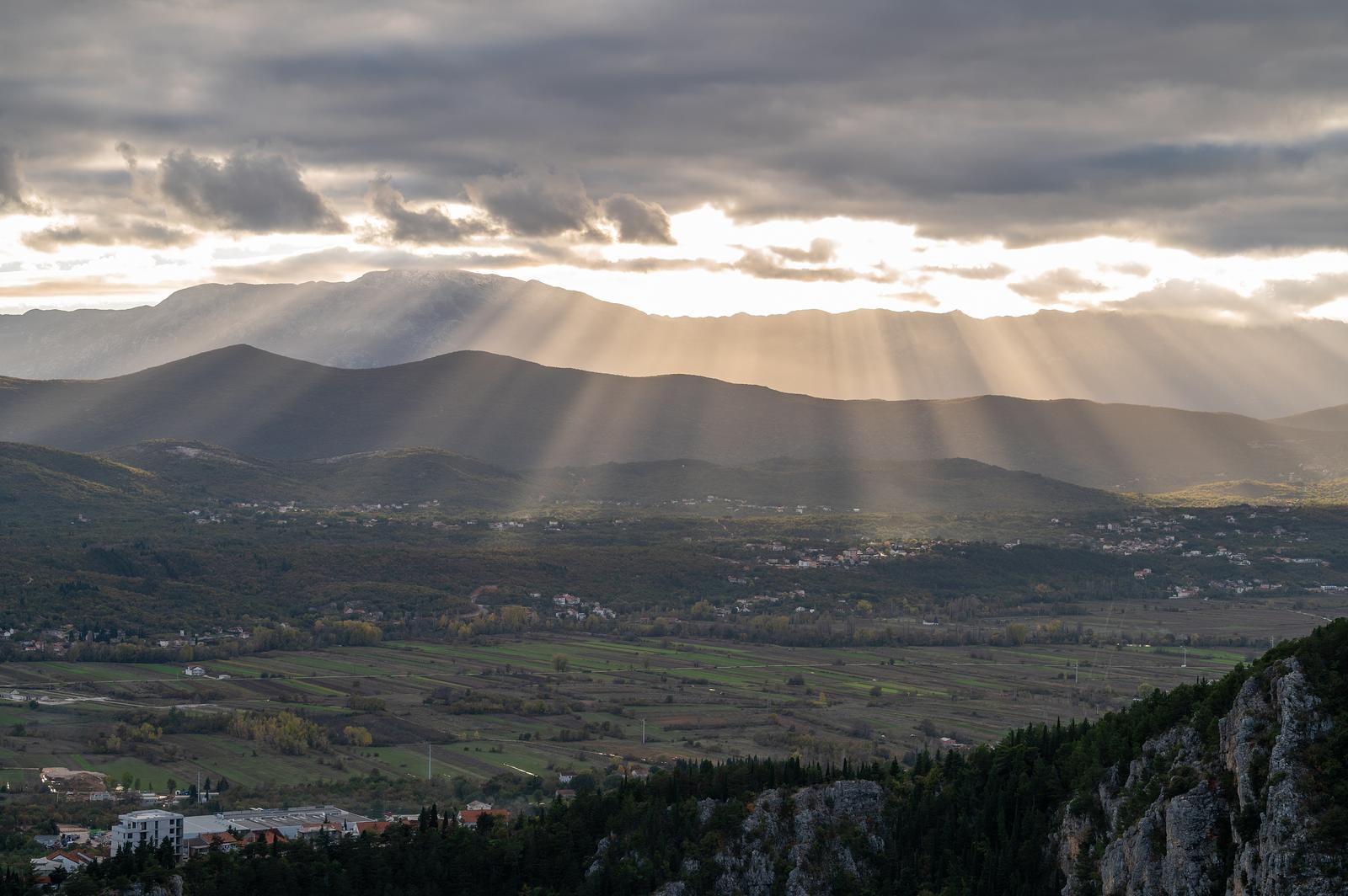 Pogled iz Imotskog na Modro jezero i Biokovo