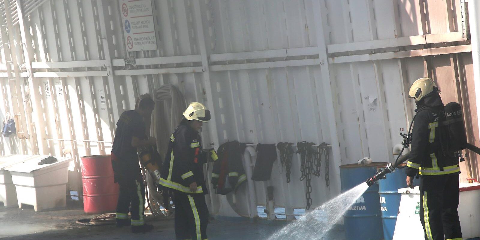 Šibenik: Još nije ugašen požar na brodu Moli, privezanom uz rivu u bivšem TEF-u