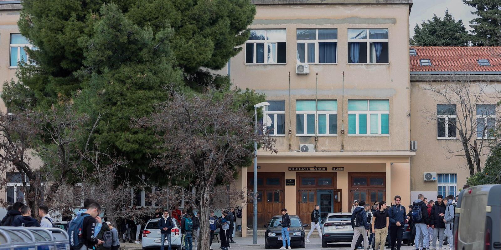 Split: Ispred Pomorske škole učenici  čekali Pernara, u međuvremenu priveden na policiju