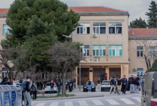Split: Ispred Pomorske škole učenici  čekali Pernara, u međuvremenu priveden na policiju