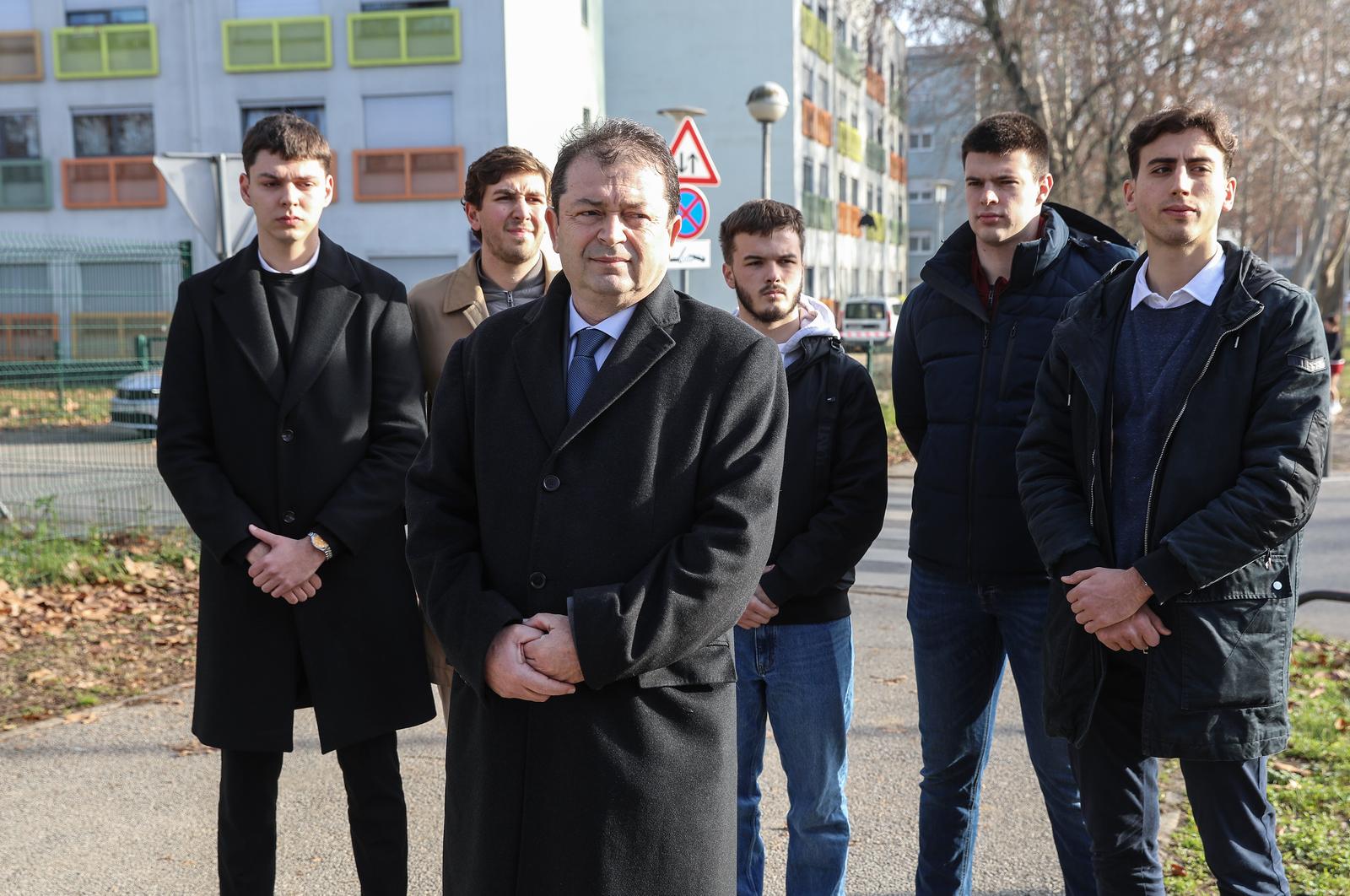Zagreb: Nezavisni predsjednički kandidat Tomislav Jonjić dao je izjavu medijima ispred Studentskog doma “Stjepan Radić”
