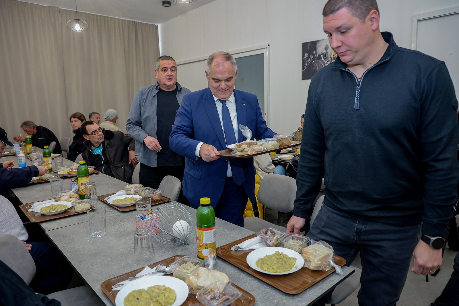 Split: Župan Blaženko Boban ručao s beskućnicima te podijelio bonove