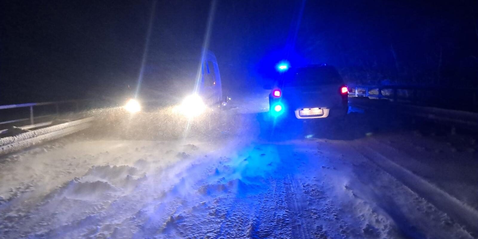 Šibenski HGSS-ovci tijekom noći spasili šestero ljudi koji su zaglavili u snijegu na cesti Knin – Gračac