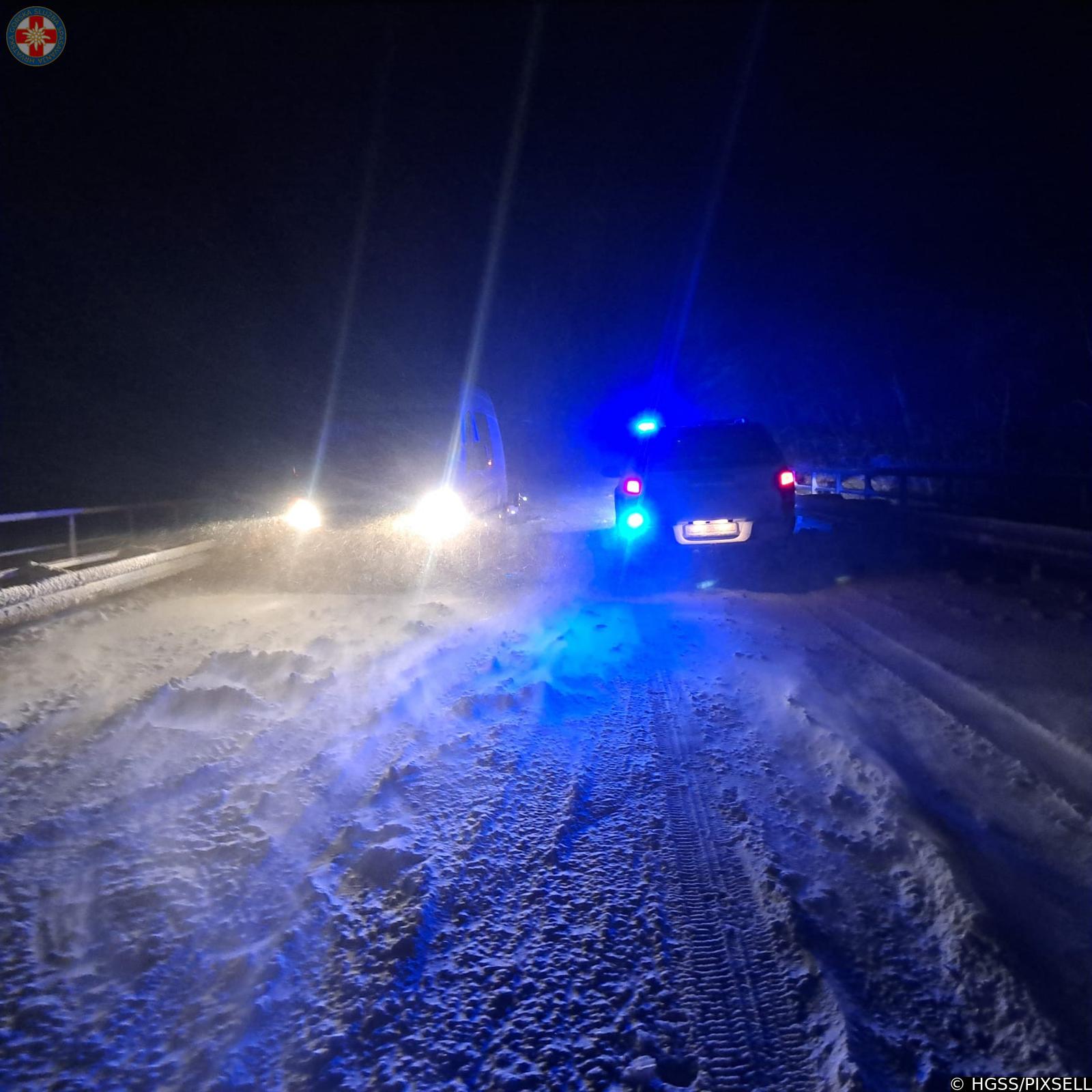 Šibenski HGSS-ovci tijekom noći spasili šestero ljudi koji su zaglavili u snijegu na cesti Knin – Gračac