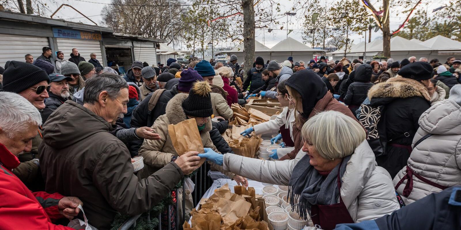 Split: Podjela 5000 porcija bakalara na Pazaru