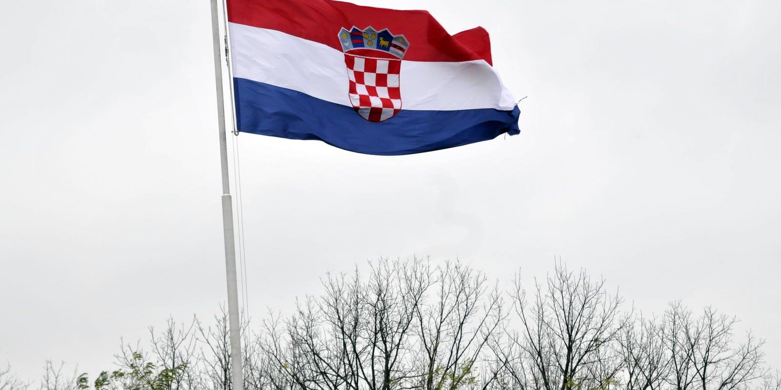 Na dana�nji dan 1990. slu�beno je usvojena zastava Republike Hrvatske