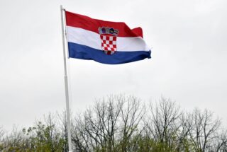 Na dananji dan 1990. slubeno je usvojena zastava Republike Hrvatske