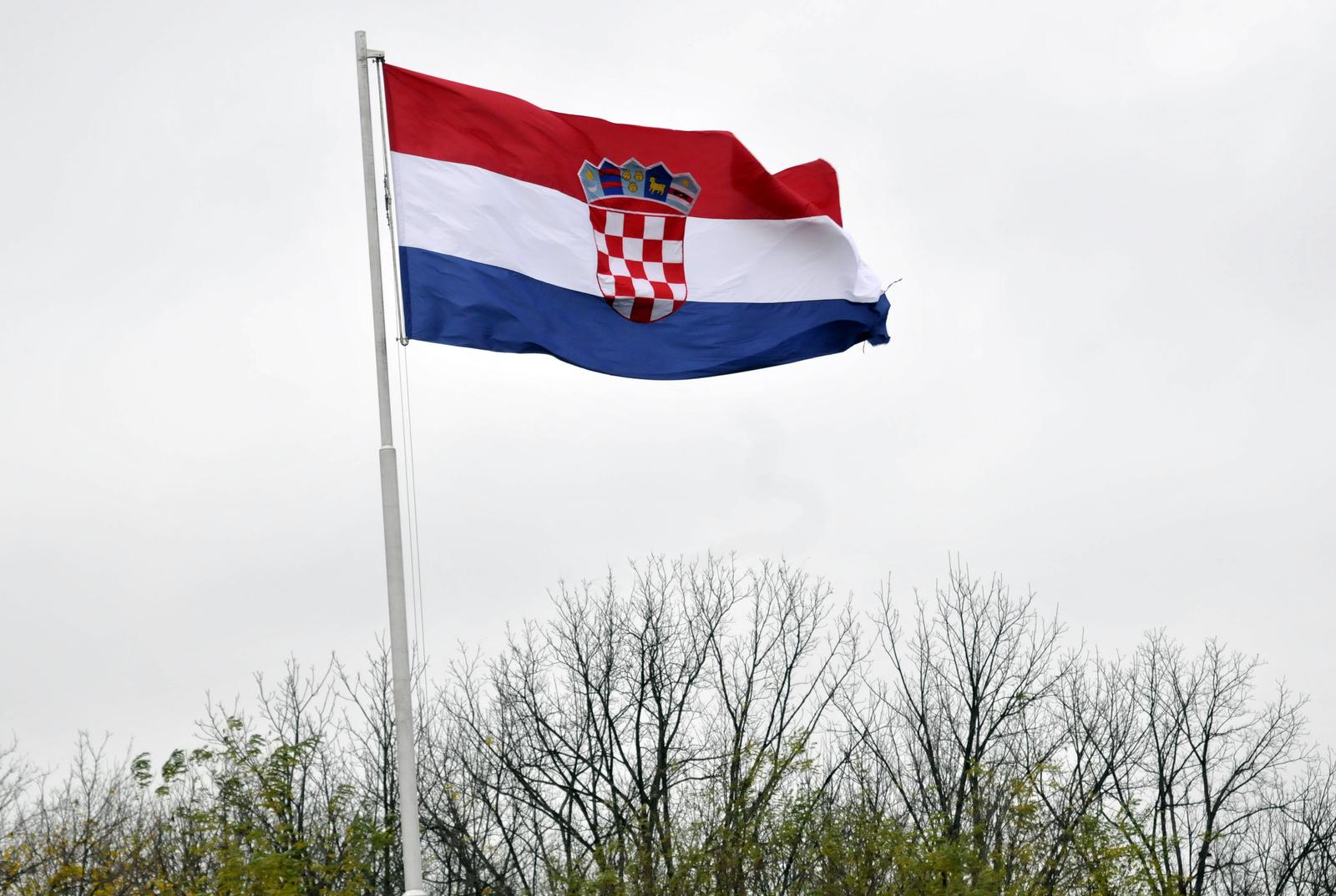 Na dananji dan 1990. slubeno je usvojena zastava Republike Hrvatske