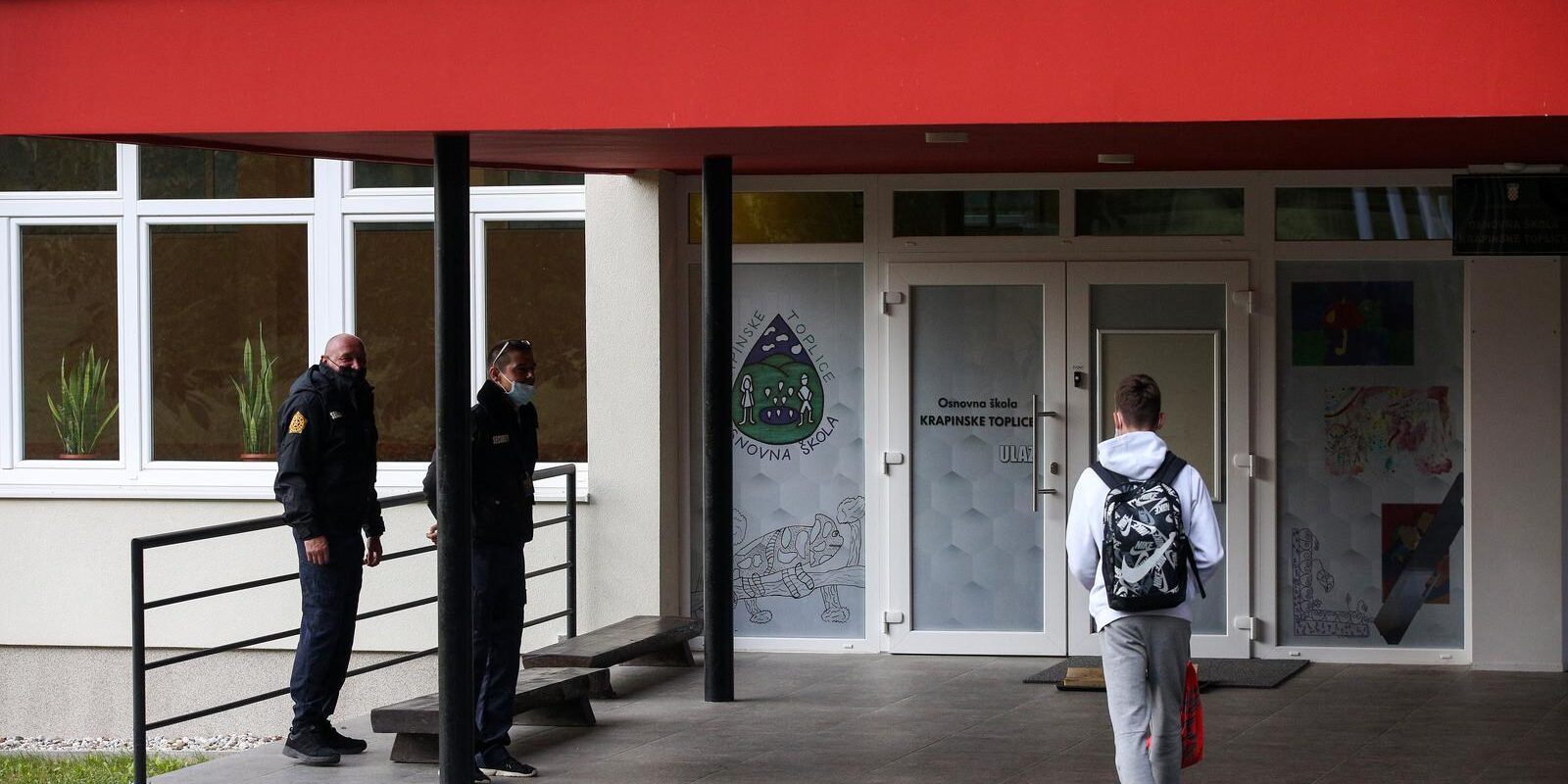 Ispred OŠ u Krapinskim Toplicama stoje zaštitari zbog nekolicine roditelja koji su bili bez maski