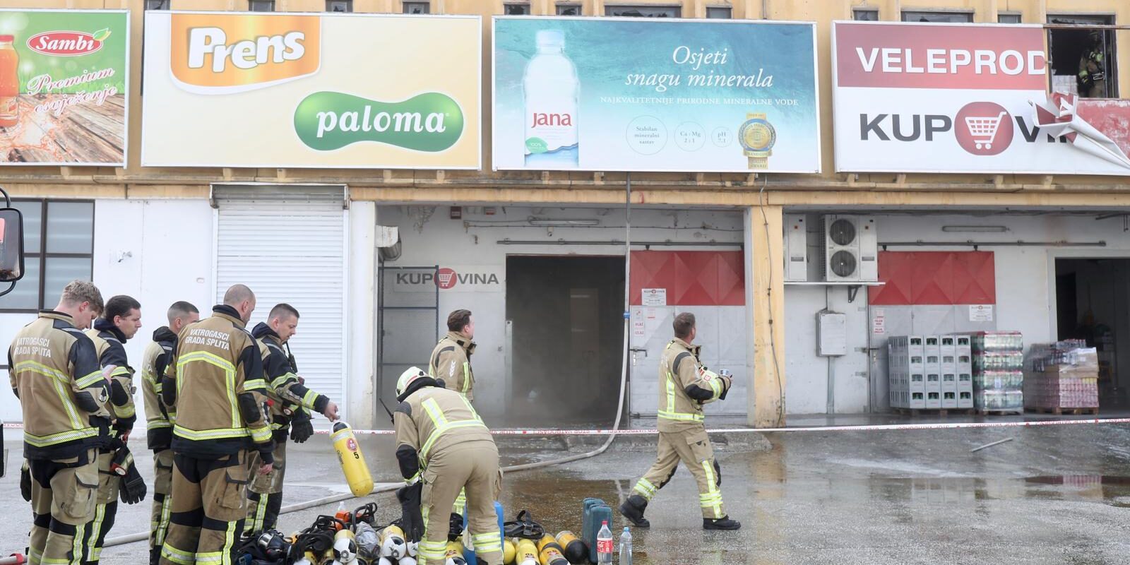 Split: Gorjelo skladište prehrambenih proizvoda na veletržnici