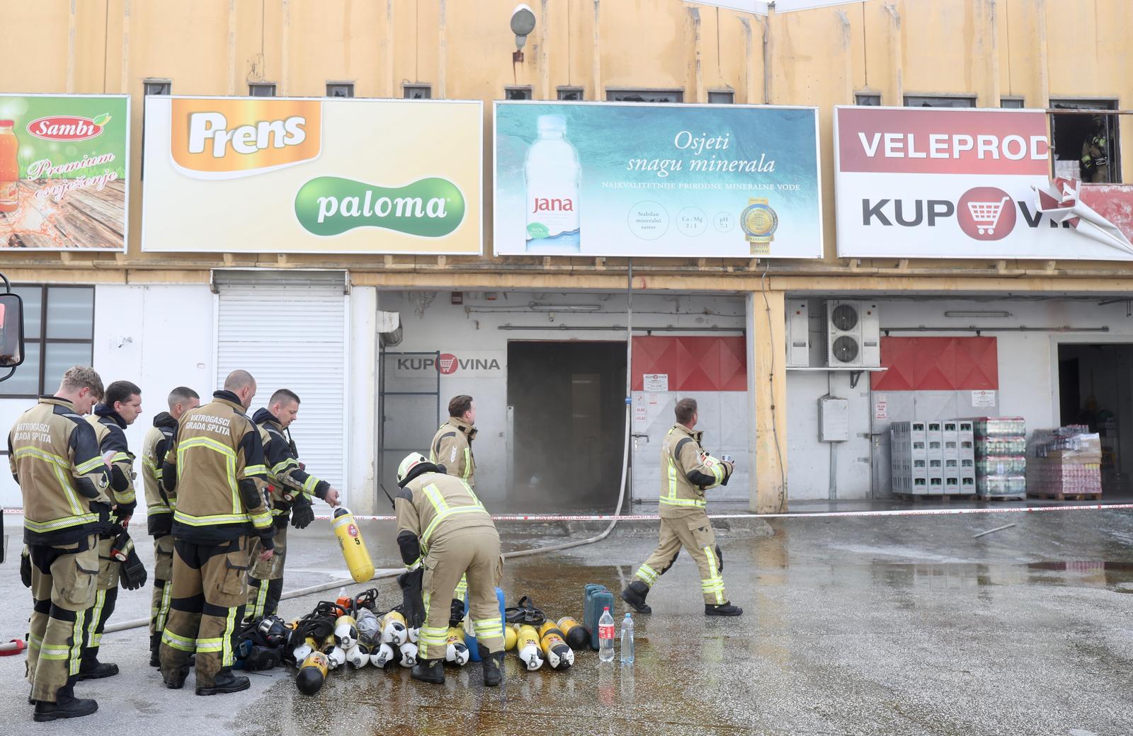 Split: Gorjelo skladište prehrambenih proizvoda na veletržnici
