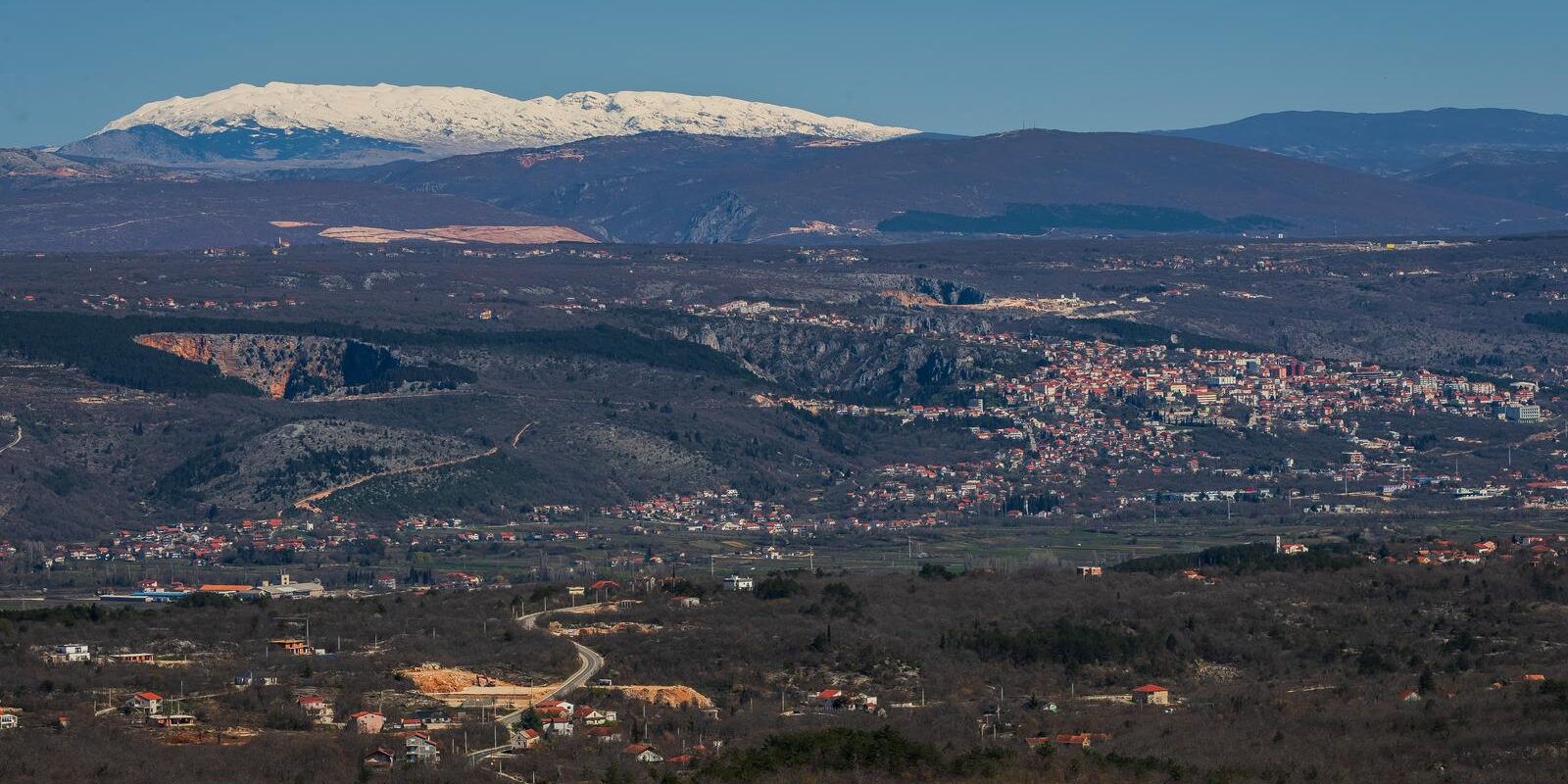 Pogled na Imotski i zasniježene vrhove planine Čvrsnica