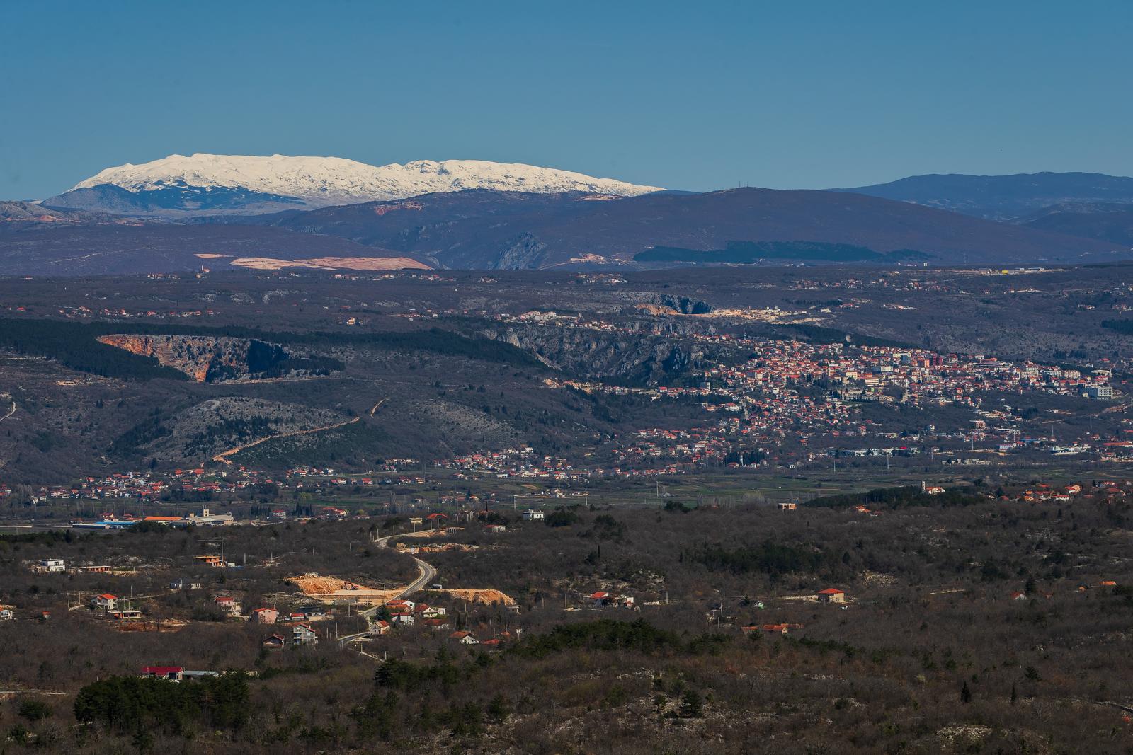 Pogled na Imotski i zasniježene vrhove planine Čvrsnica
