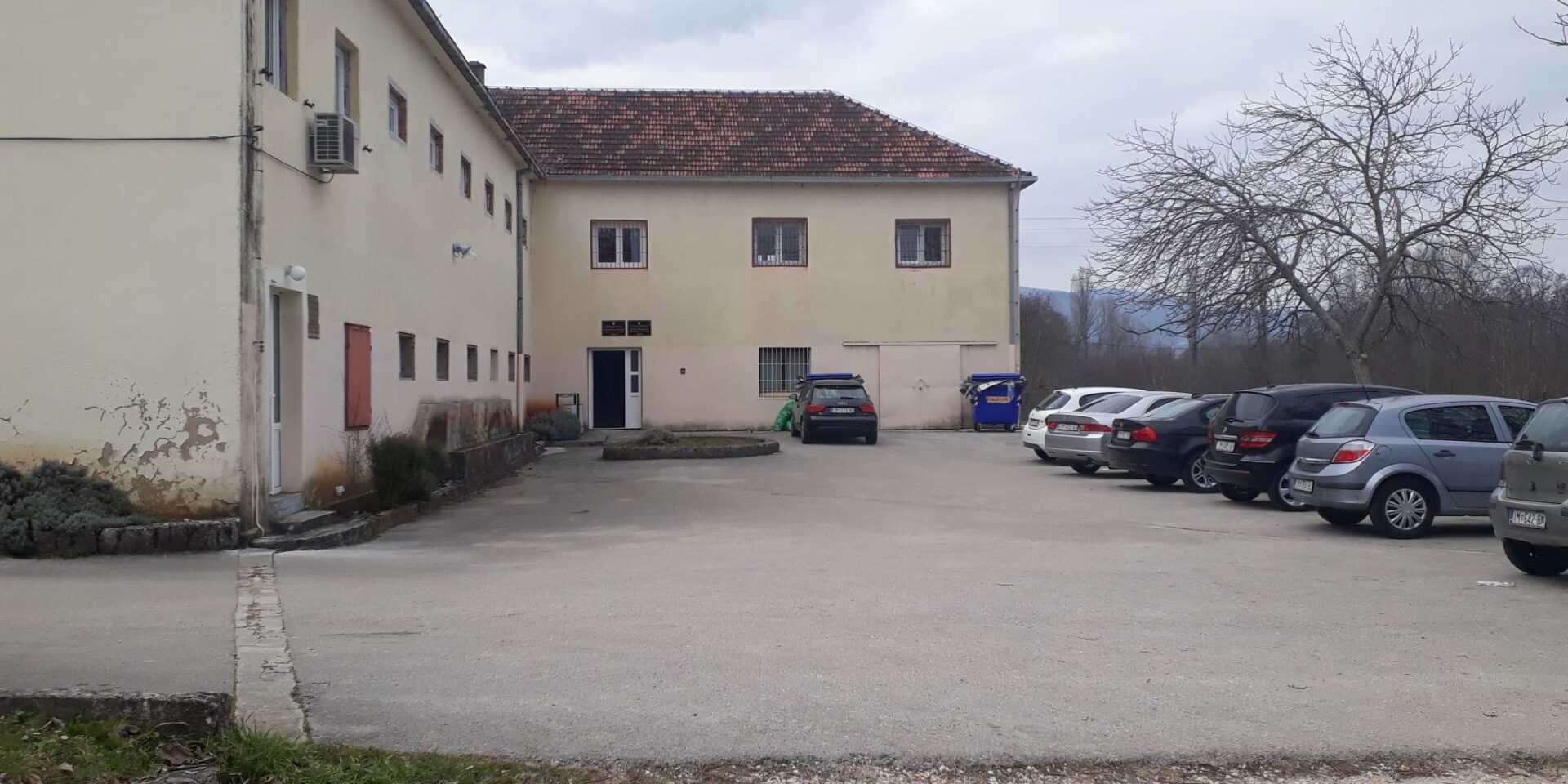 Dvorište općine Podbablje Kamenmost – 021 portal