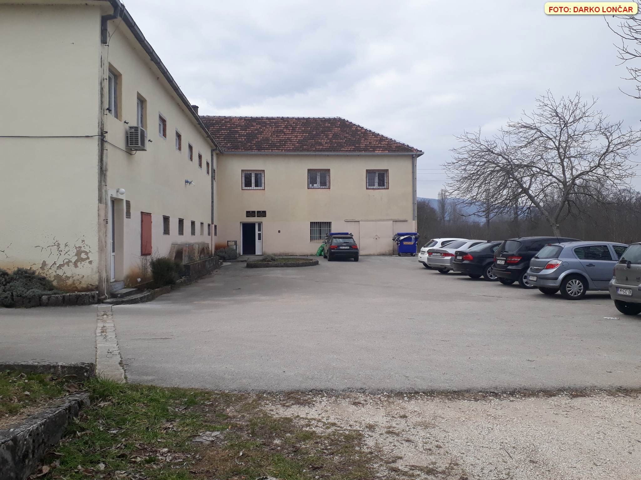 Dvorište općine Podbablje Kamenmost – 021 portal