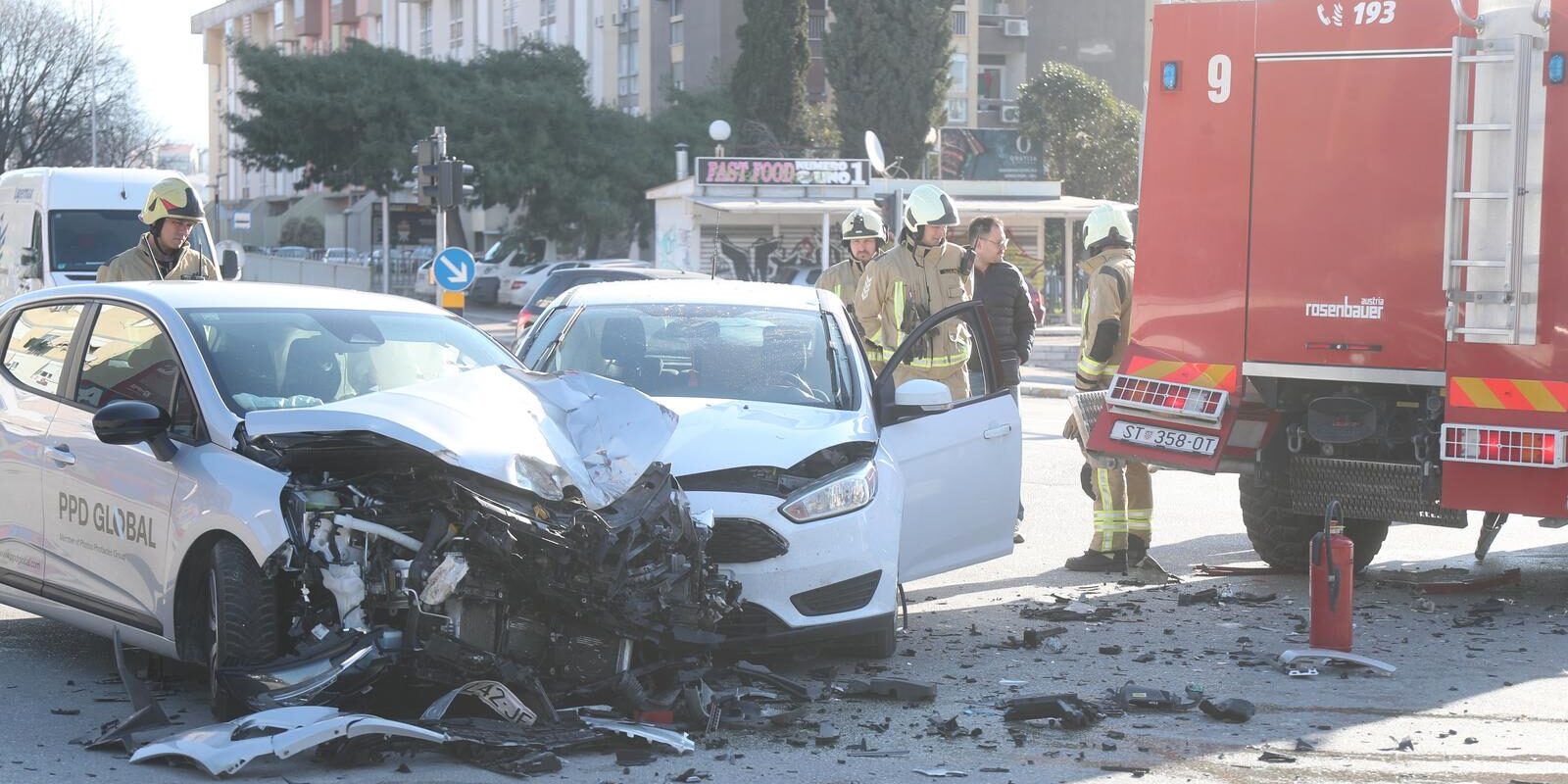 Split: Sudarili se vatrogasci i dva automobila, tri osobe prevezene u bolnicu