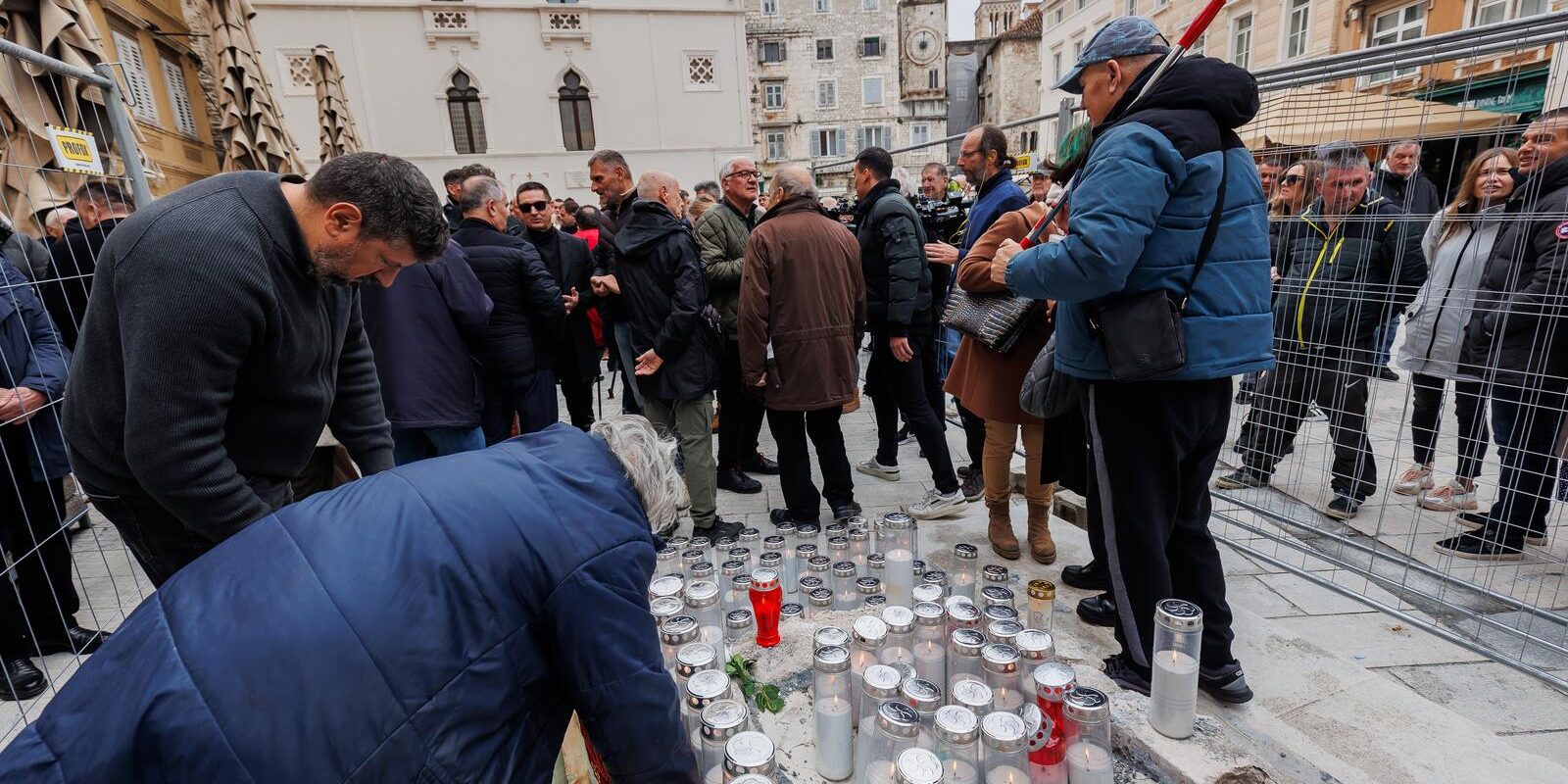 Split: Prosvjed na splitskoj Pjaci povodom uklanjanja spomenika autora Kuzme Kovačića
