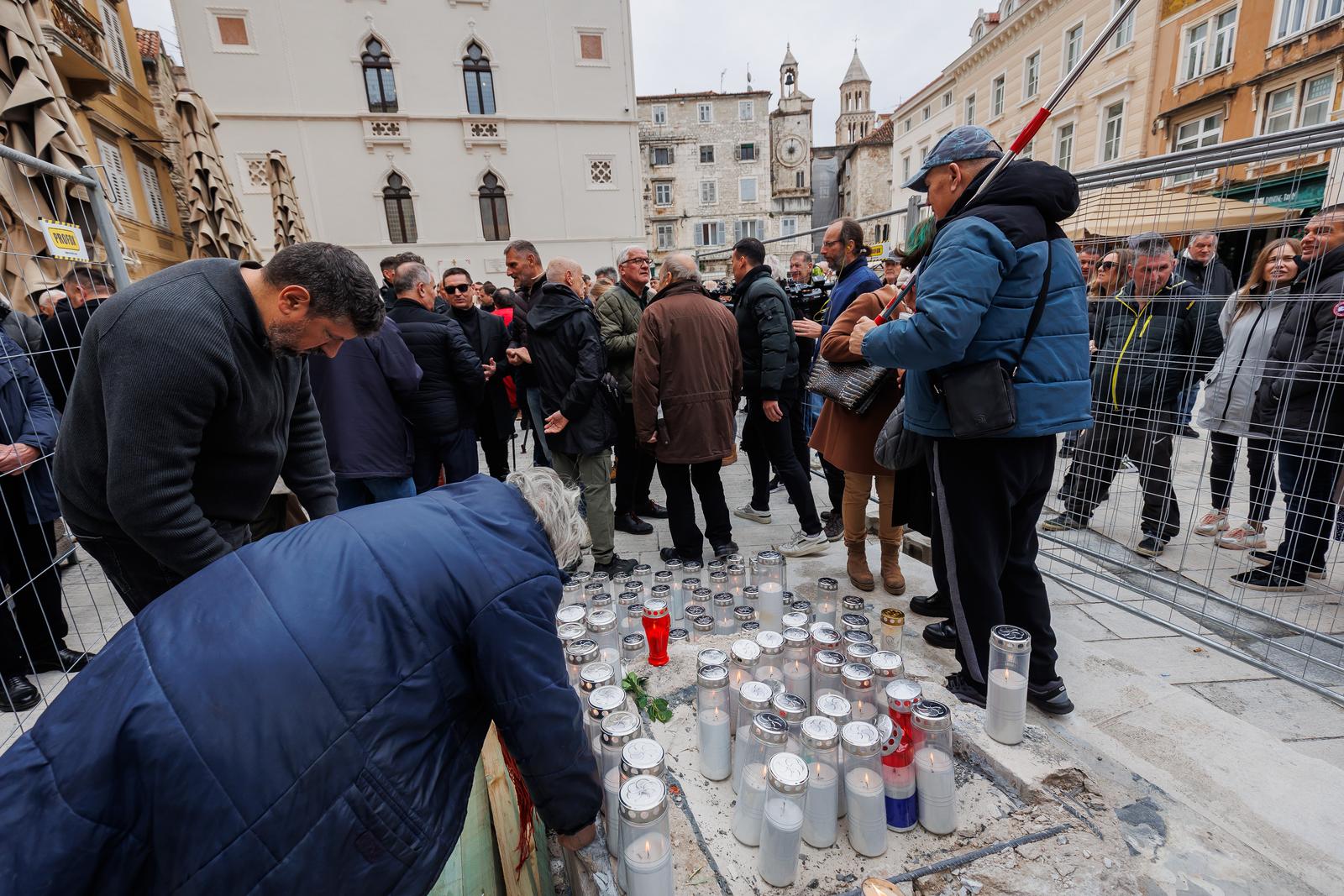 Split: Prosvjed na splitskoj Pjaci povodom uklanjanja spomenika autora Kuzme Kovačića