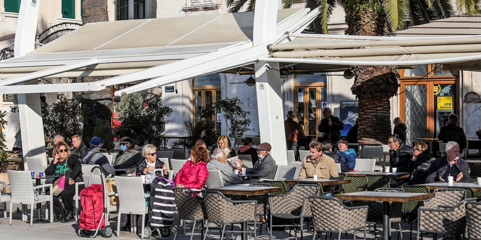 Split: Građani s kavom za van sjeli na terase zatvorenih lokala i uživali na suncu