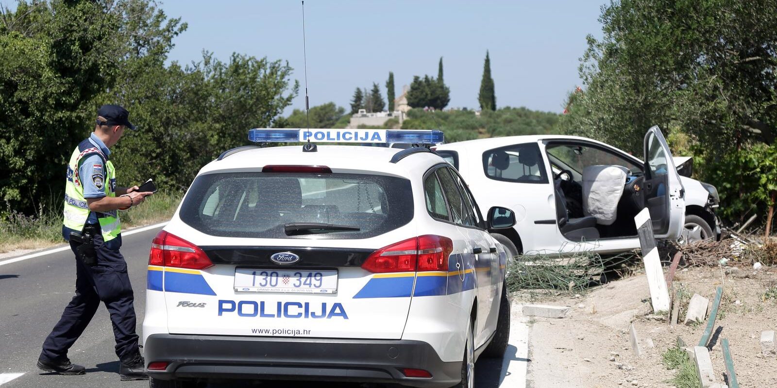 Auto sletio s ceste u Donjem Polju kraj �ibenika