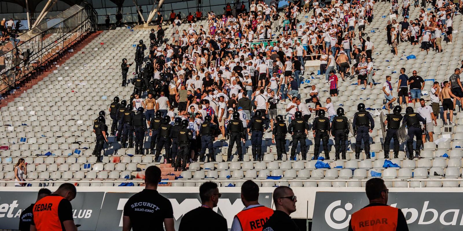 Split: Interventna policija ispratila “navijače” nakon utakmice Hajduk i Dinamo