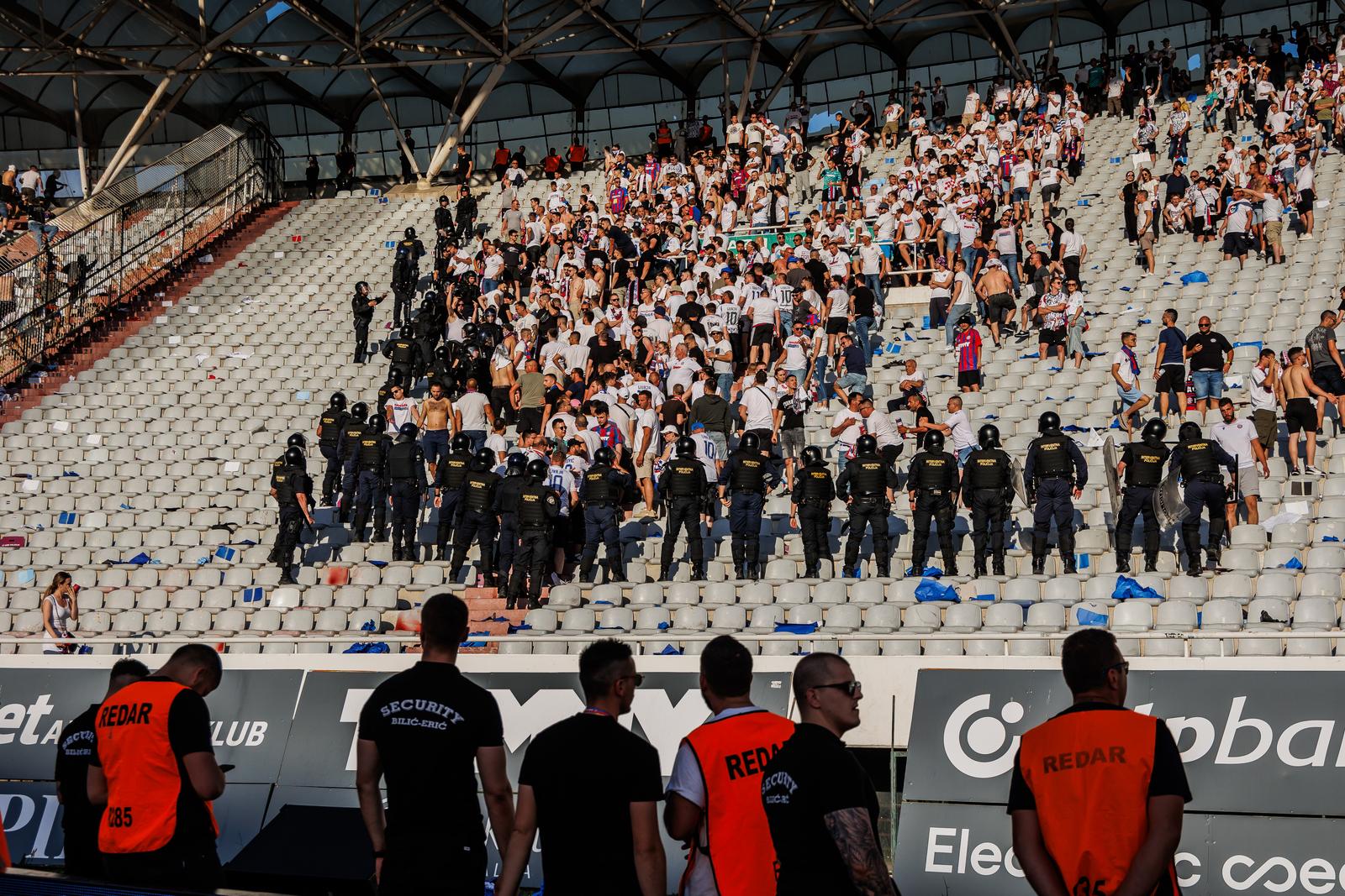 Split: Interventna policija ispratila “navijače” nakon utakmice Hajduk i Dinamo