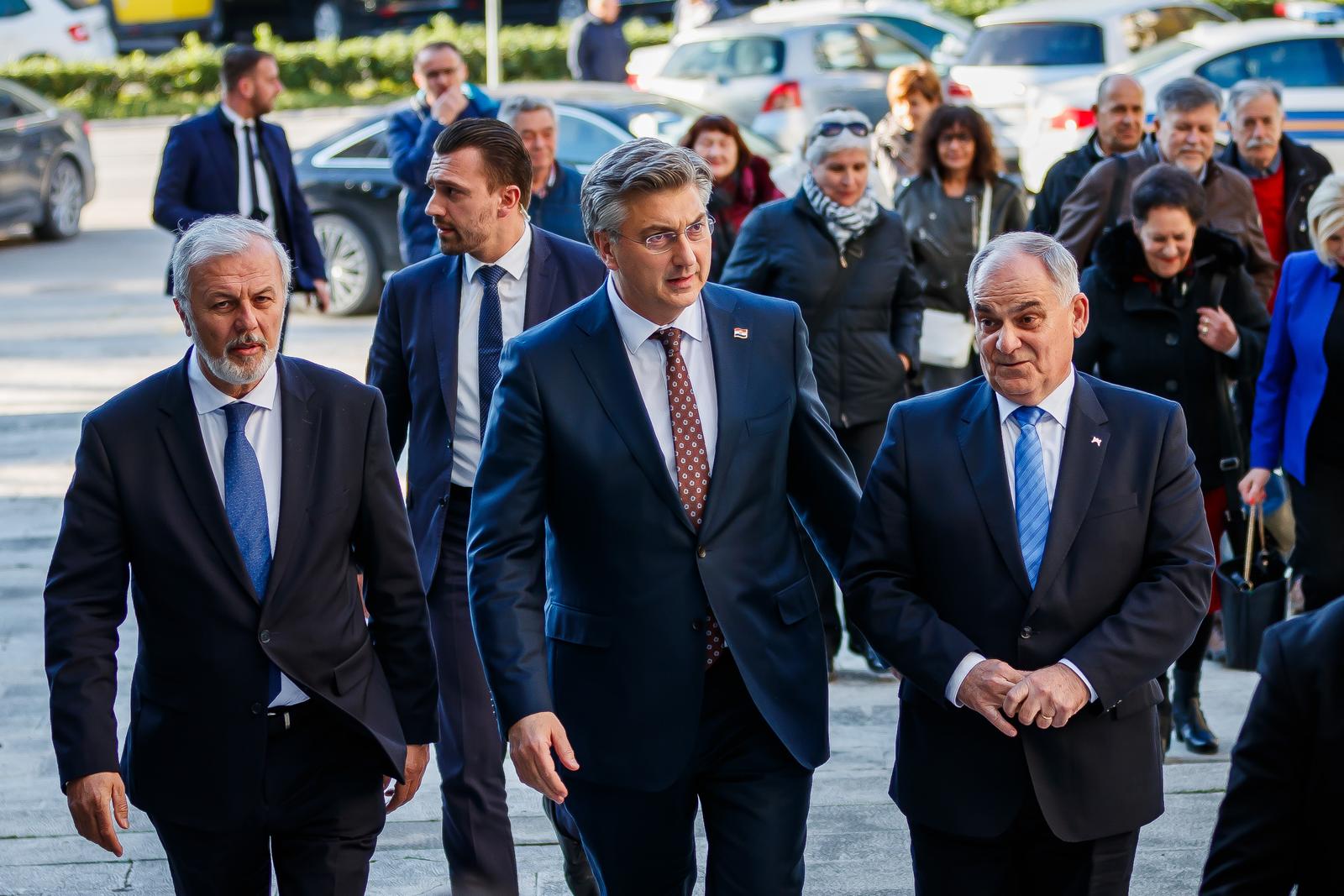 Split: Posjet Andreja Plenkovića i Branka Bačića Splitsko-dalmatinskoj županiji te potpisivanje ugovora s bivšim radnicima Dalmacijavina