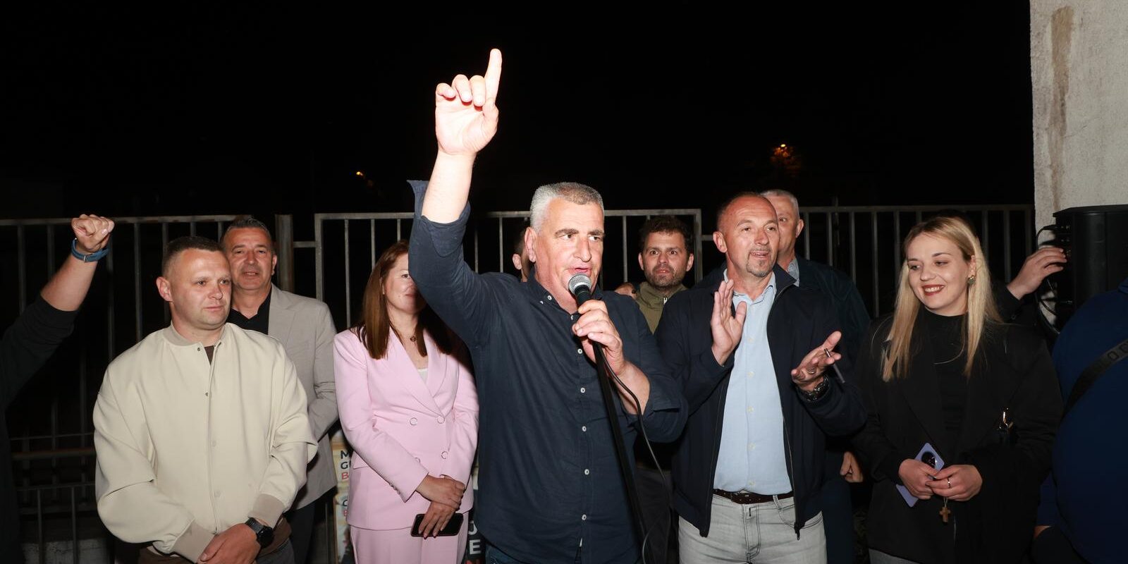 Sinj: Miro Bulj s kolegama proslavio rezultate izbora u svom stožeru