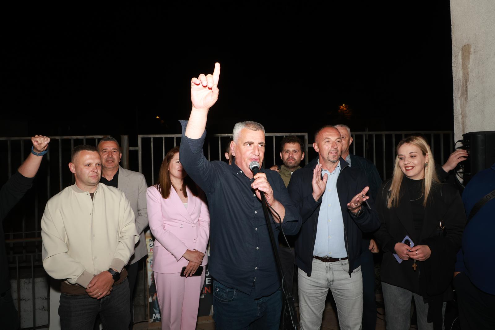 Sinj: Miro Bulj s kolegama proslavio rezultate izbora u svom stožeru