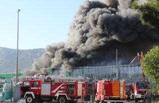 Crni dim nad Kaštelima: Buknuo veliki požar u skladištu Pevexa