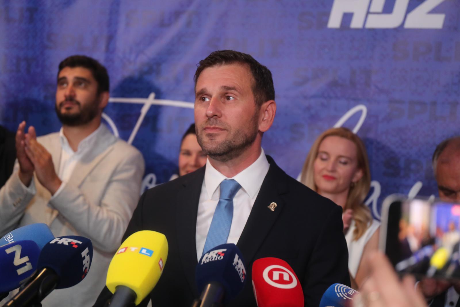 Split: HDZ-ov Tomislav Šuta proglasio izbornu pobjedu, slavi se u njegovom stožeru