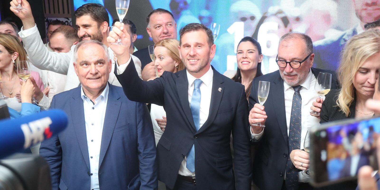 Split: HDZ-ov Tomislav Šuta proglasio izbornu pobjedu, slavi se u njegovom stožeru