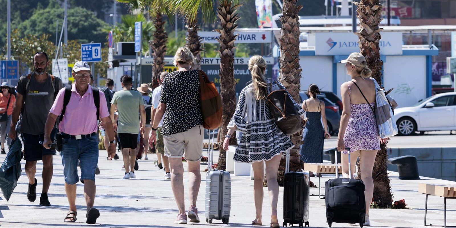 Split: Visoke temperature nisu zaustavile turiste sa koferima na putu prema sljedećoj destinaciji