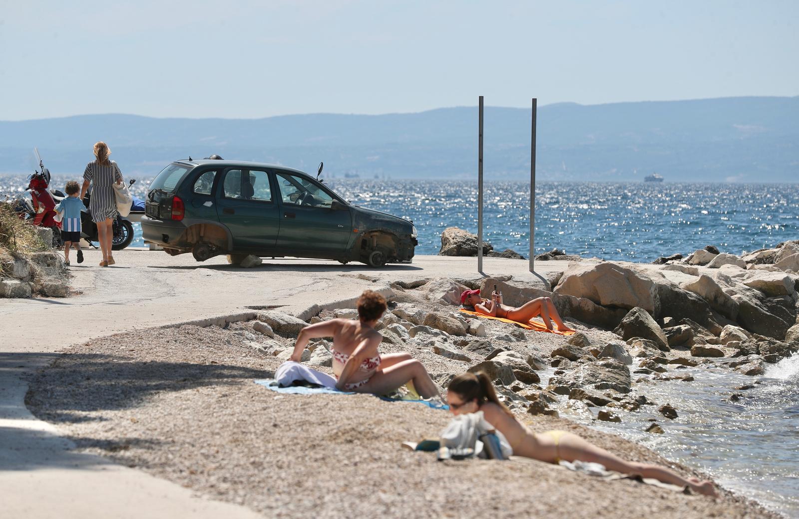Split: Barikada na prilazu kafiću čiju su terasu danas trebali rušiti