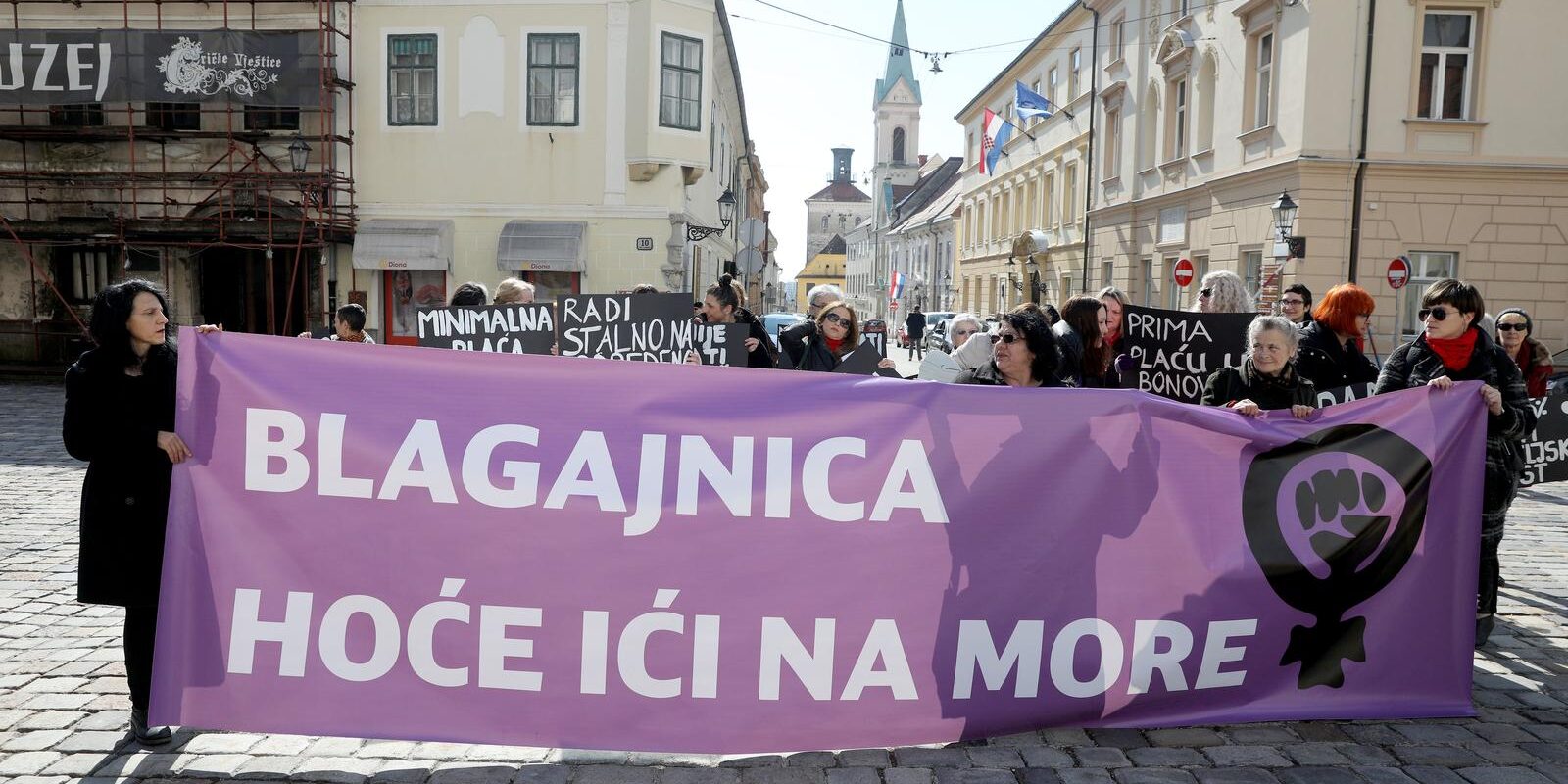 Blagajnica hoće ići na more – organizirana prosvjedna akcija žena na Markovom trgu