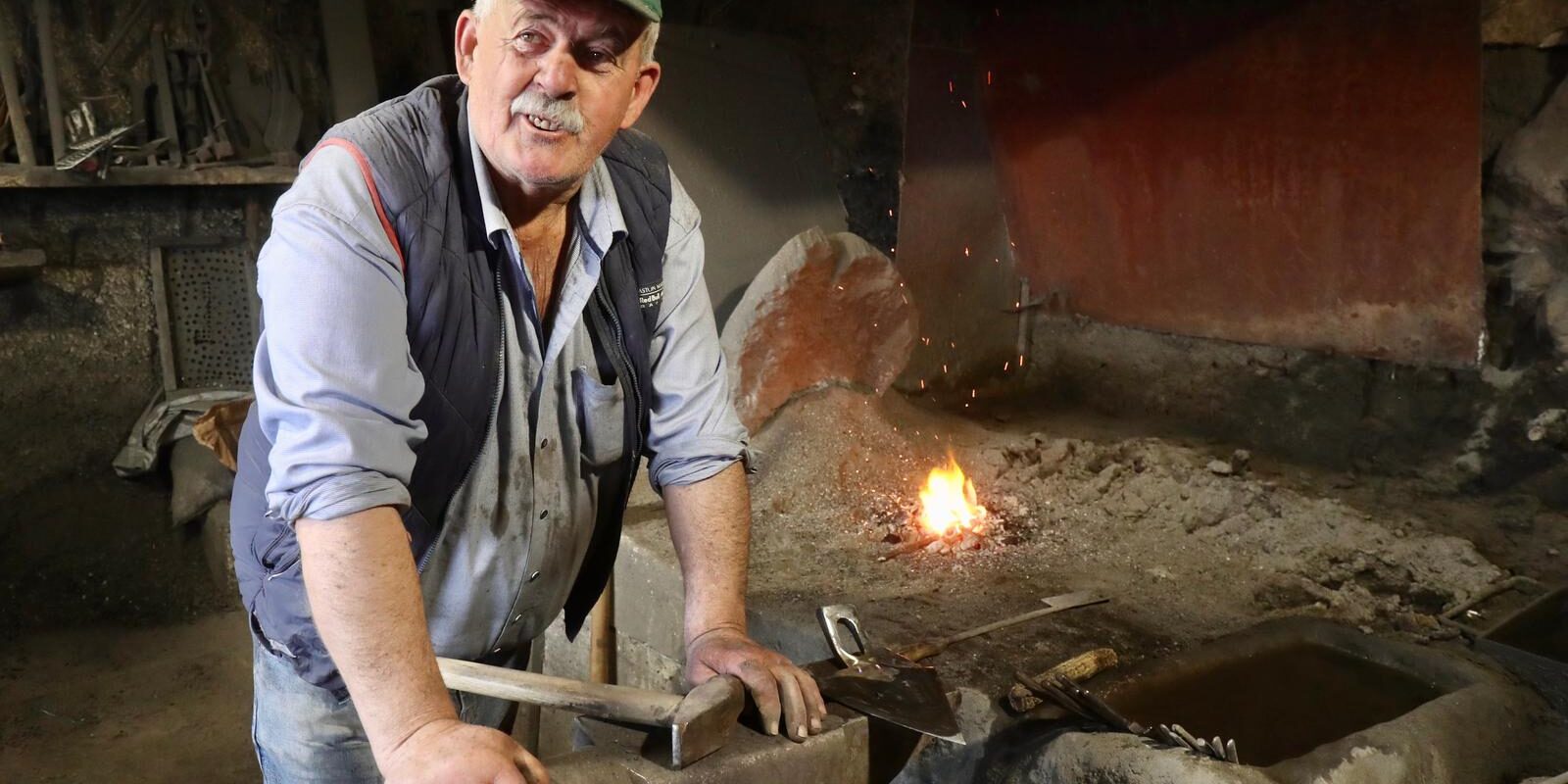 Braća Nediljko i Ante Nogalo iz Slivnog kod Imotskog jedini su preostali kovači u tom kraju