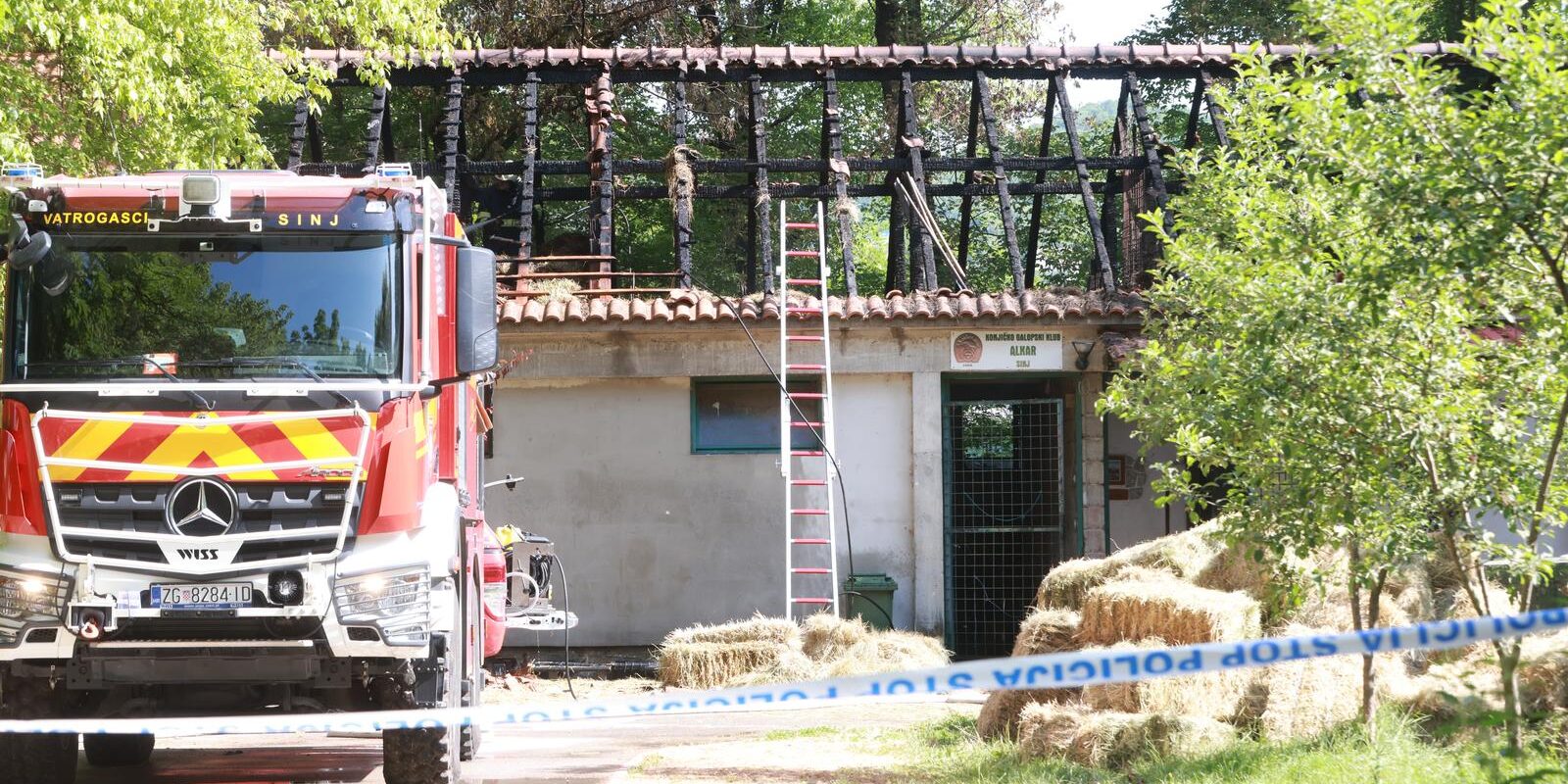 Sinj: Požar progutao štalu na Hipodromu, spašeno 20 konja
