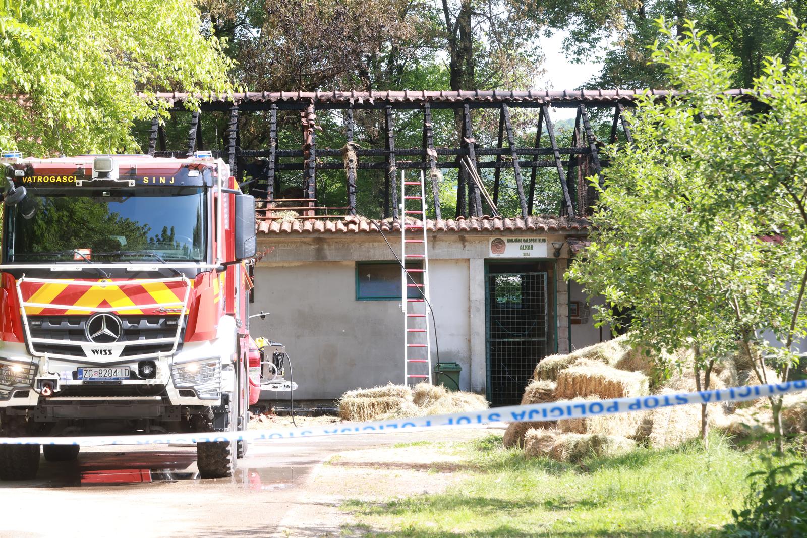 Sinj: Požar progutao štalu na Hipodromu, spašeno 20 konja