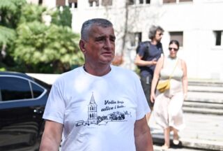 Split: Gradonačelnik Sinja Miro Bulj dovezao je četiri kamiona s otpadom pred zgradu Županije