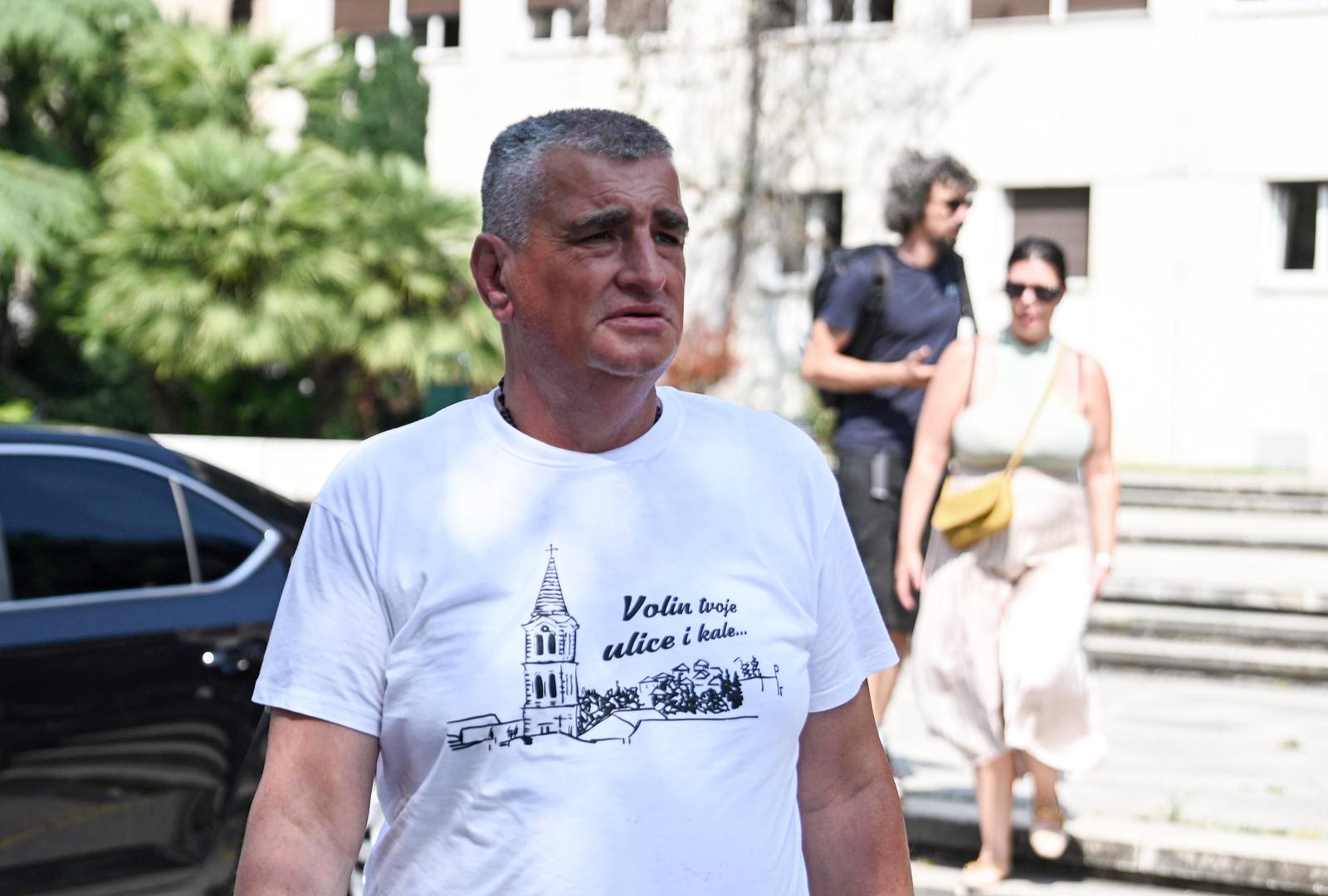 Split: Gradonačelnik Sinja Miro Bulj dovezao je četiri kamiona s otpadom pred zgradu Županije