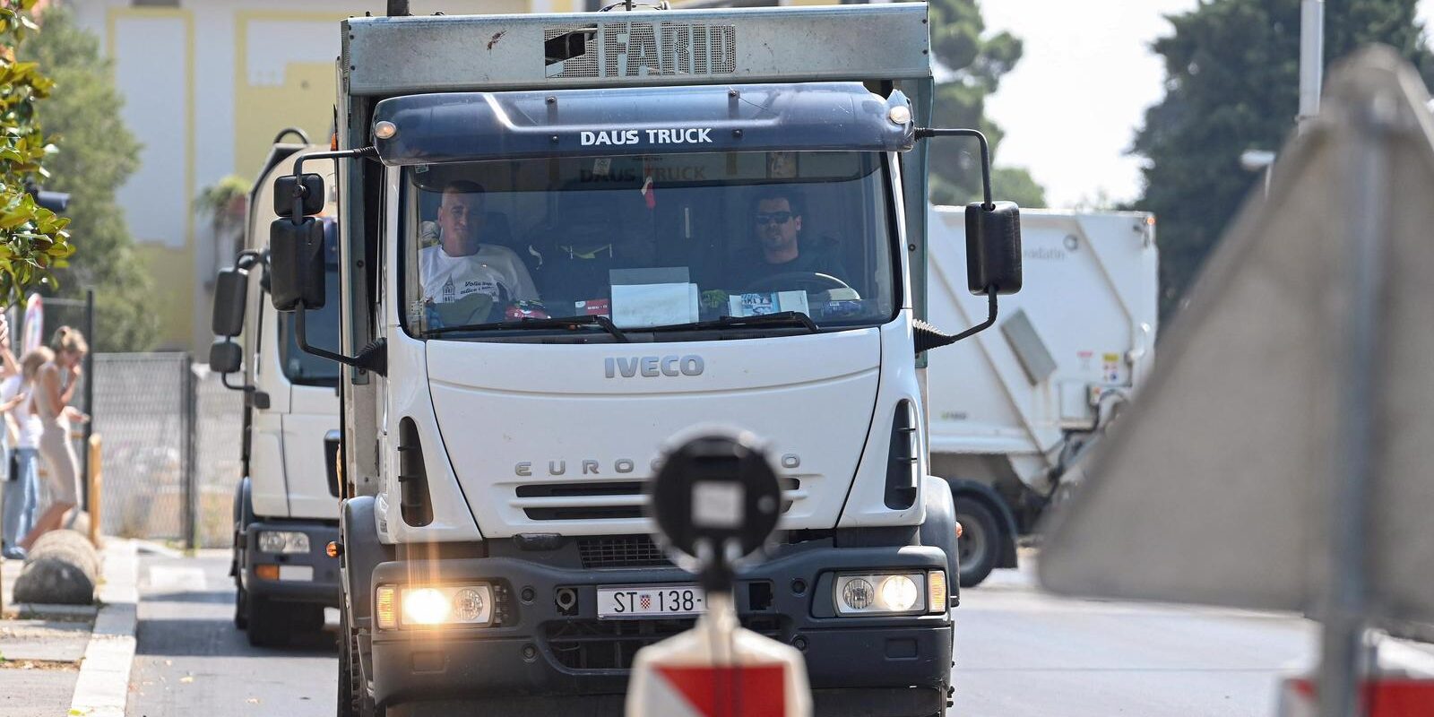 Split: Gradonačelnik Sinja Miro Bulj dovezao je četiri kamiona s otpadom pred zgradu Županije