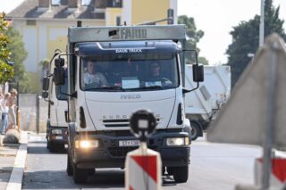 Split: Gradonačelnik Sinja Miro Bulj dovezao je četiri kamiona s otpadom pred zgradu Županije
